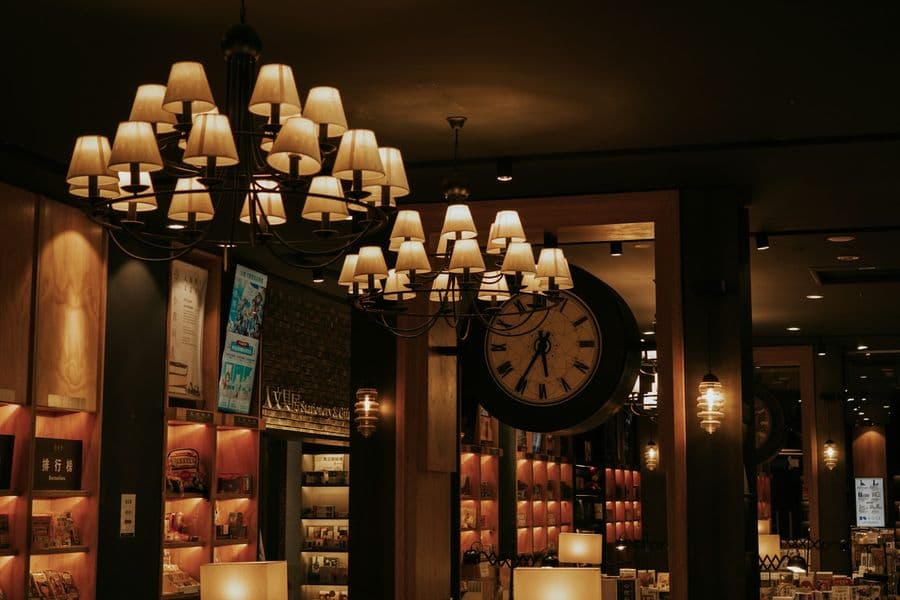 Sala de restaurante con lámparas cálidas