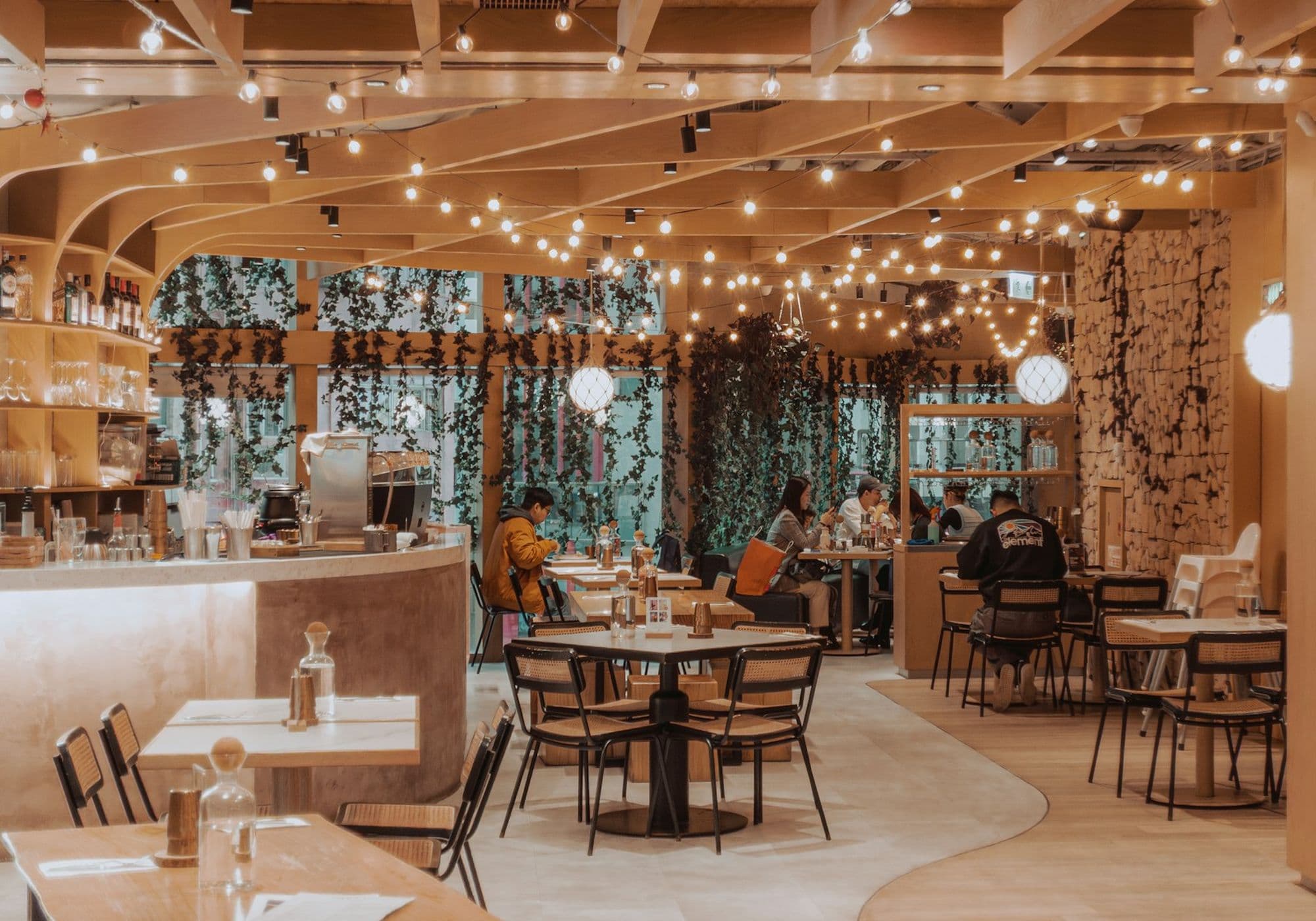 Interior cálido de un restaurante